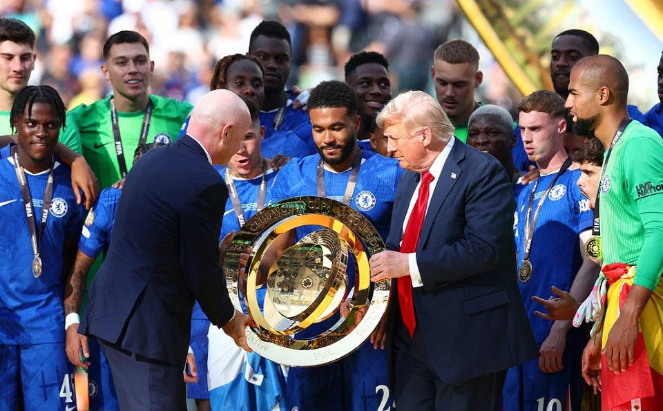 特朗普在切尔西举起世俱杯冠军奖杯引发争议